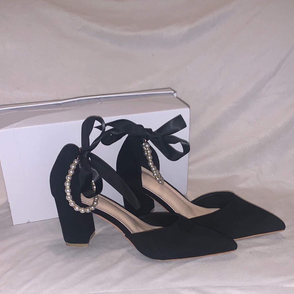 Elegant Black Women's Heels with Pearl Detail and Bow